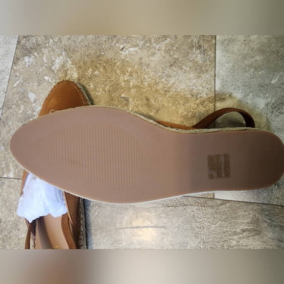 Find Shoes - Picture 3 of 4